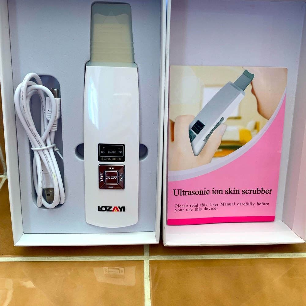 Ultrasonic ion skin scrubber